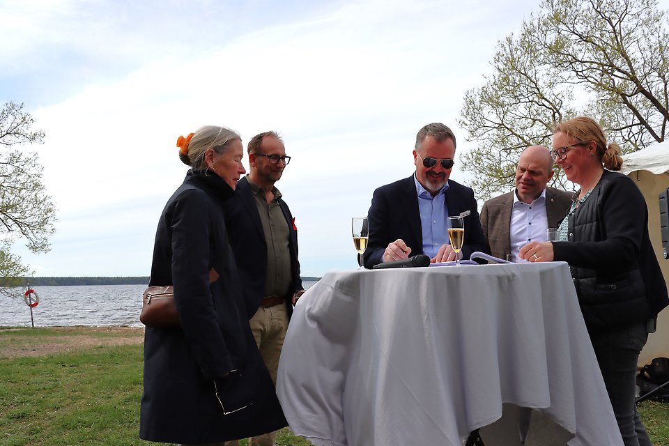 Magnus Weberg signerar Unesco-ansökan om Storkriket