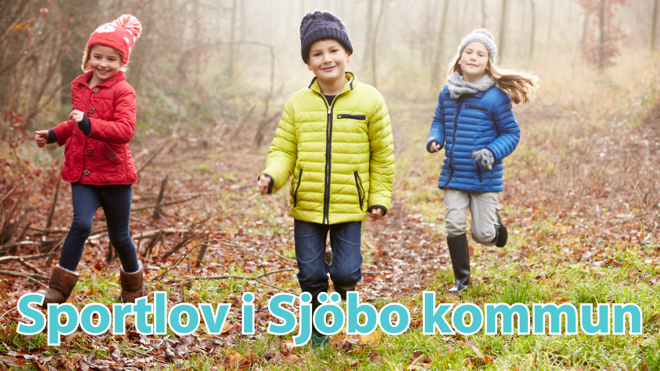 Tre barn i färgglada ytterkläder leker i en skogsmiljö. Det står "Sportlov i Sjöbo kommun" på bilden i turkos text.