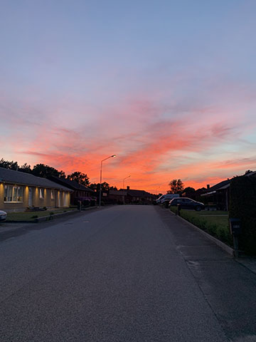 Foto på solnedgång över villakvarter i Sjöbo kommun.