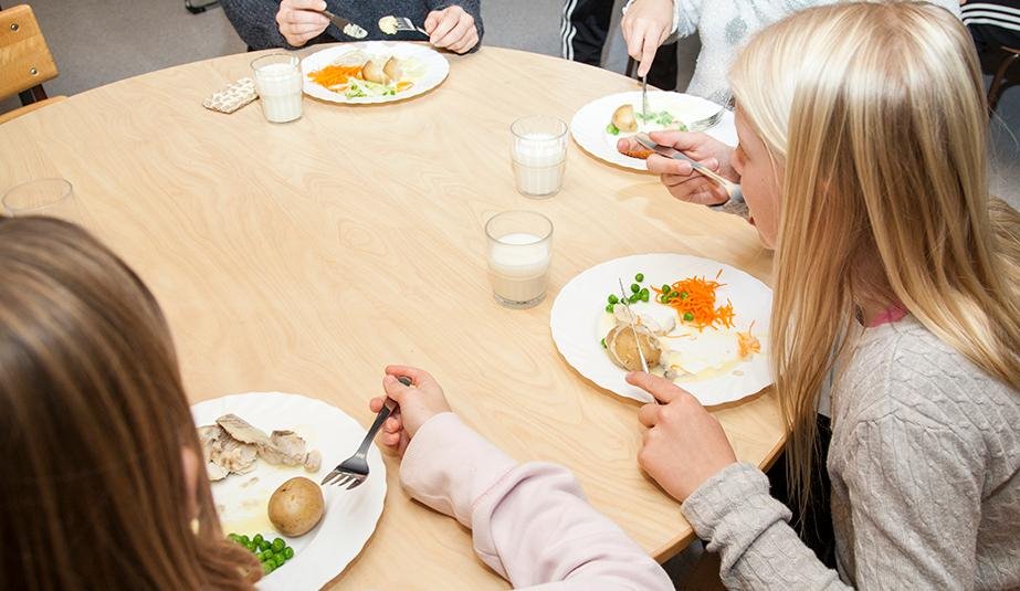 Elever äter lunch på Vollsjö skola,
