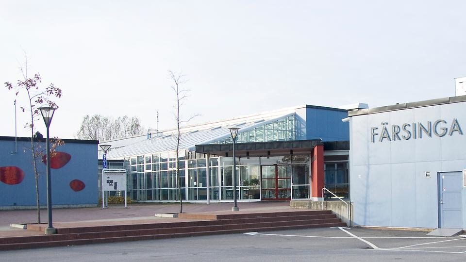 Färsingaskolan i Sjöbo. Bilden visar entrén och del av skolgården.
