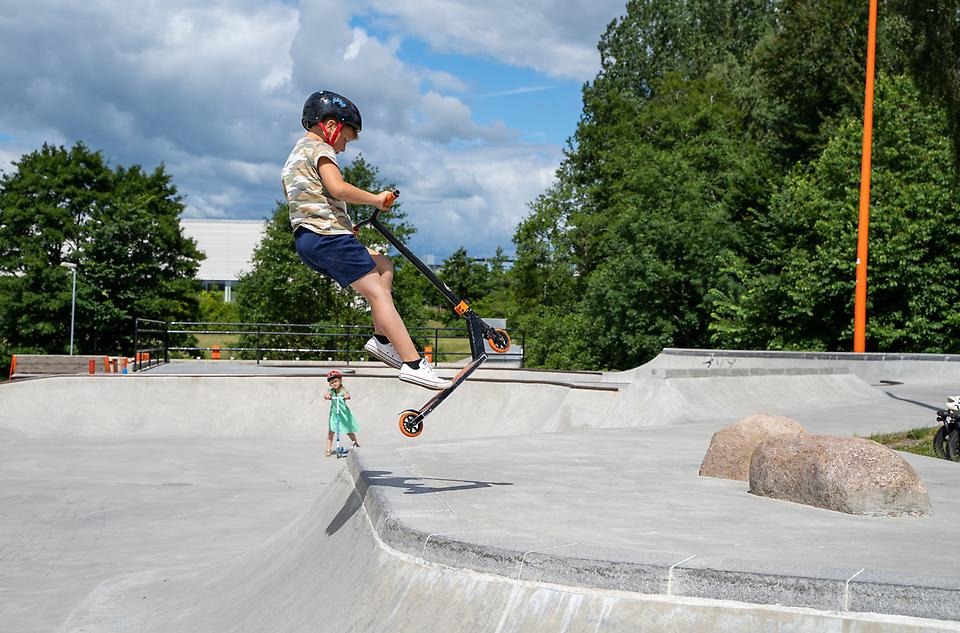 Skate och kick i aktivitetsparken Sjöbo