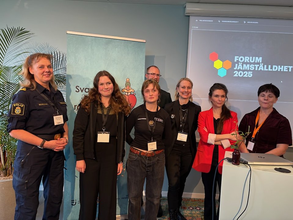 Ett gruppfoto på polis, ungdomar och tjänstepersoner som står framför en presentation med texten "Forum jämställdhet"