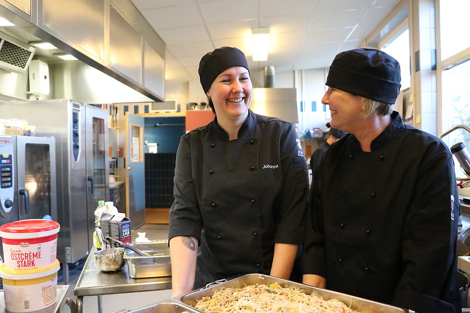 Kommundirektör Karina Hansson knackar på och hjälper till hos Emma, Johanna, Angelica, Gunilla och Marie i Sandbäcksskolans kök.