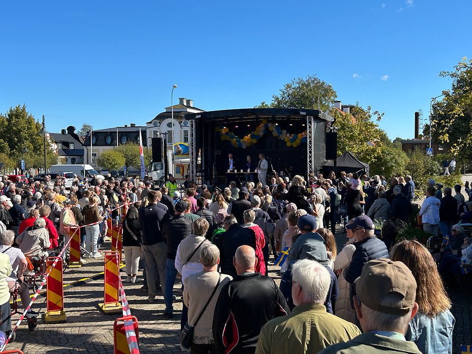 Gamla Torg i Sjöbo med folkmassa