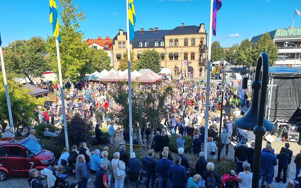 Evenemang på Gamla Torg i Sjöbo, fullsatt med härlig stämning.