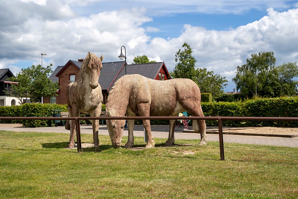 Häststatyer Nya torg, vid lekplatsen.