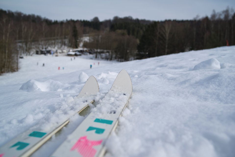 Skidåkning i backen Oran Sjöbo