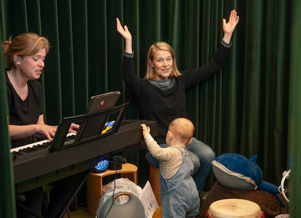 Två kvinnor spelar och sjunger tillsammans med ett litet barn, Kulturskolan Sjöbo