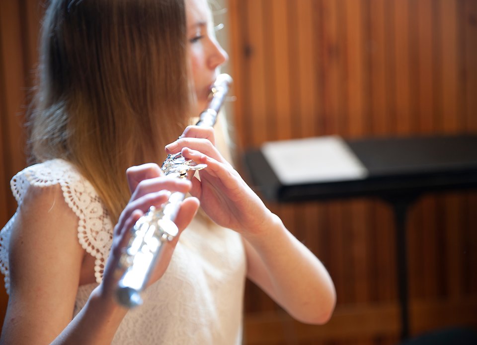 Tjej spelar tvärflöjt, grundskola, kulturskola, Sjöbo kommun