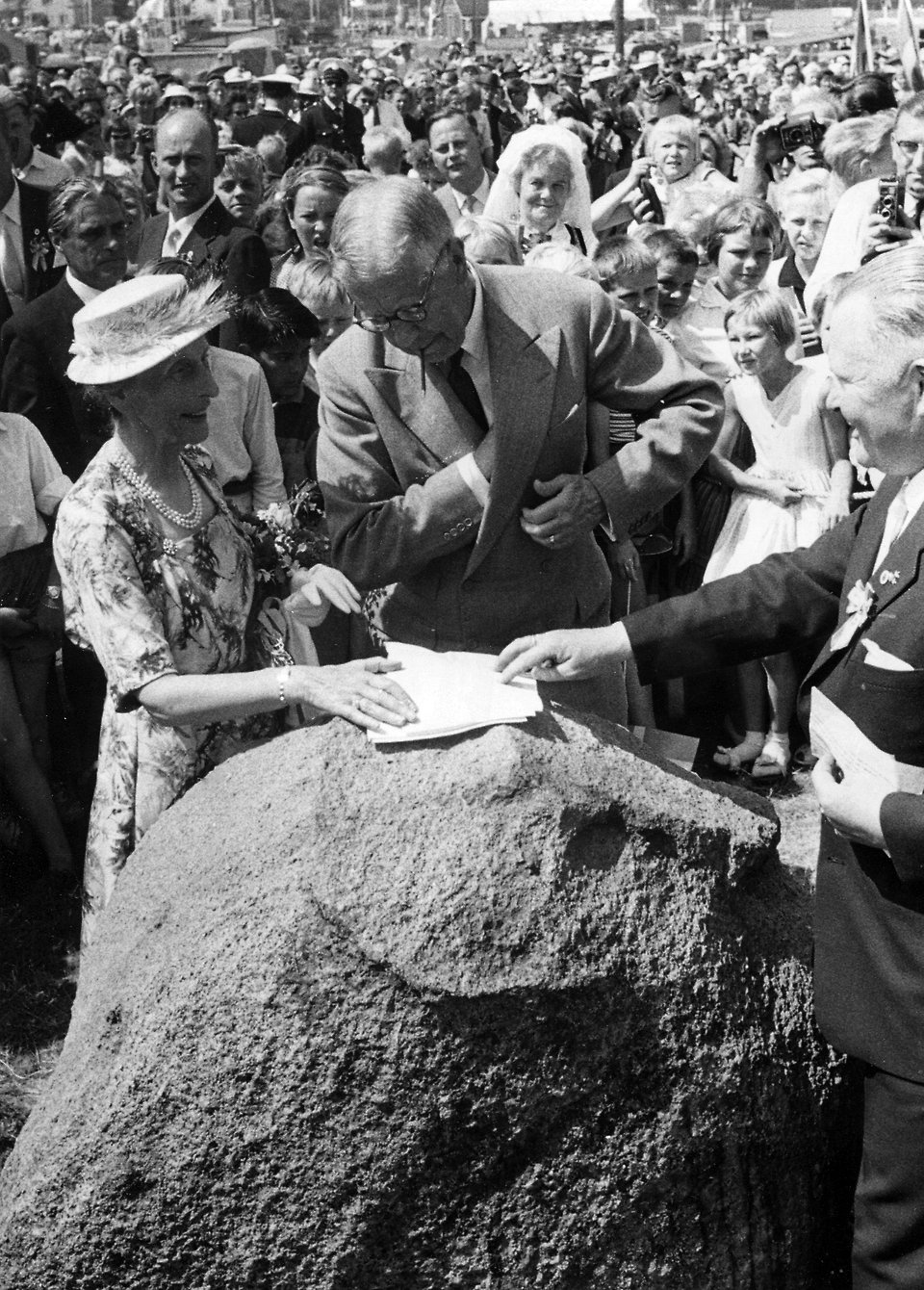 Kung
Gustaf VI Adolf och drottning Louise signerar Kungastenen.