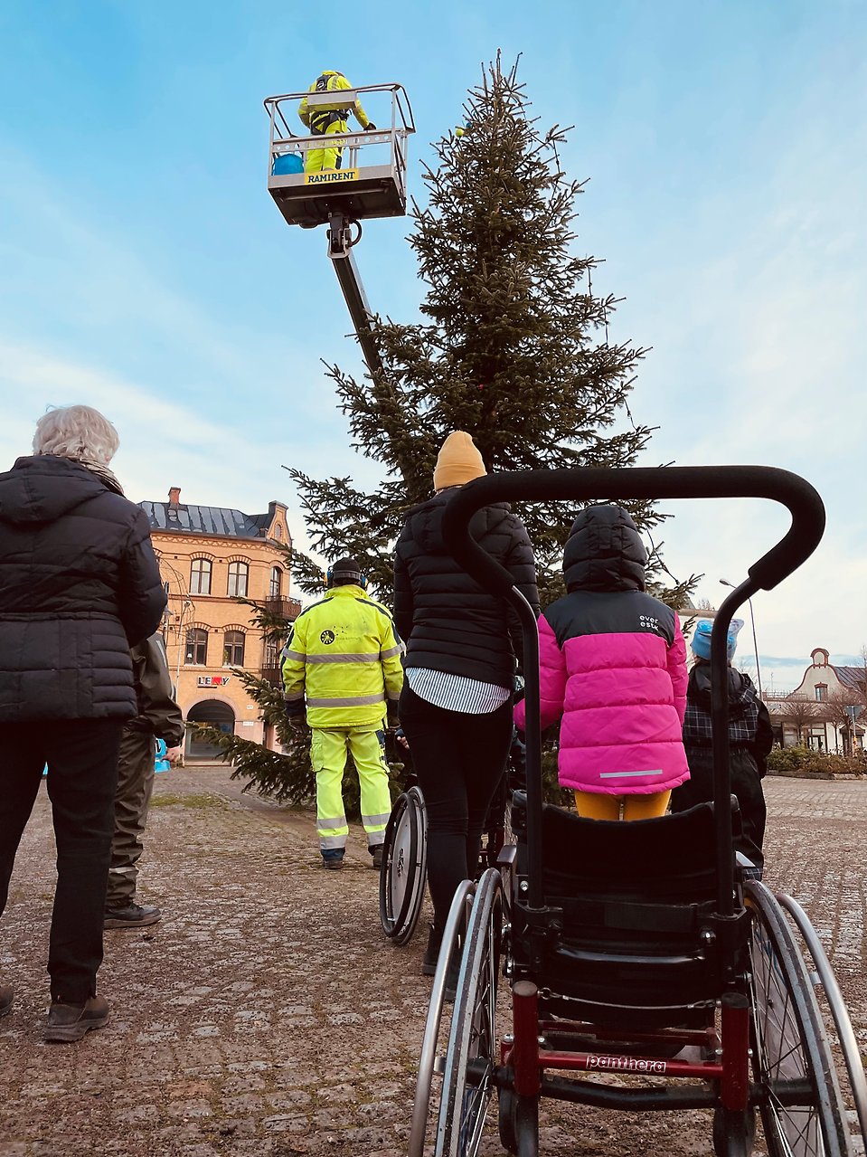 Julgranen på Gamla torg Sjöbo julpyntas av tekniska och barn från grundsärskolan 2021